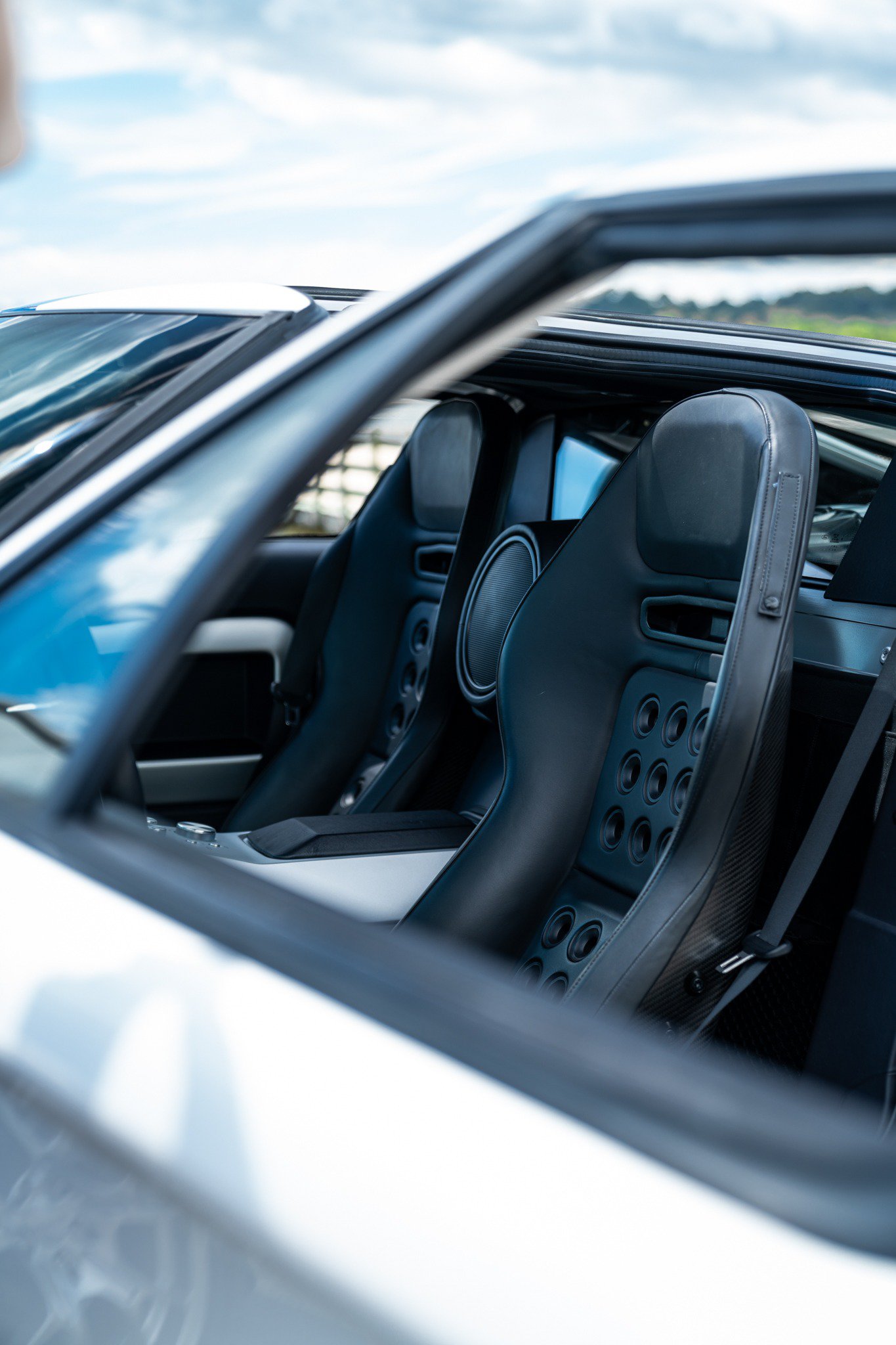 Used 2006 Ford GT RWD image 12
