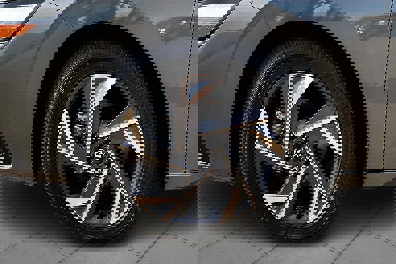 Used 2025 Hyundai Elantra Limited image 10