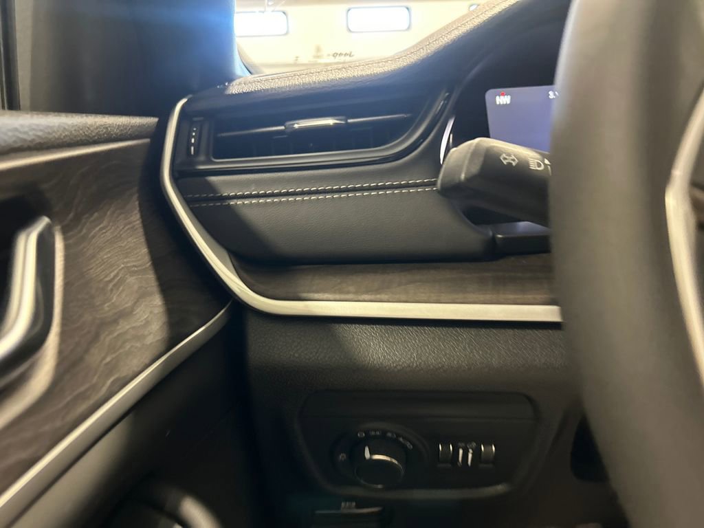 New 2026 Jeep Grand Cherokee Altitude image 18