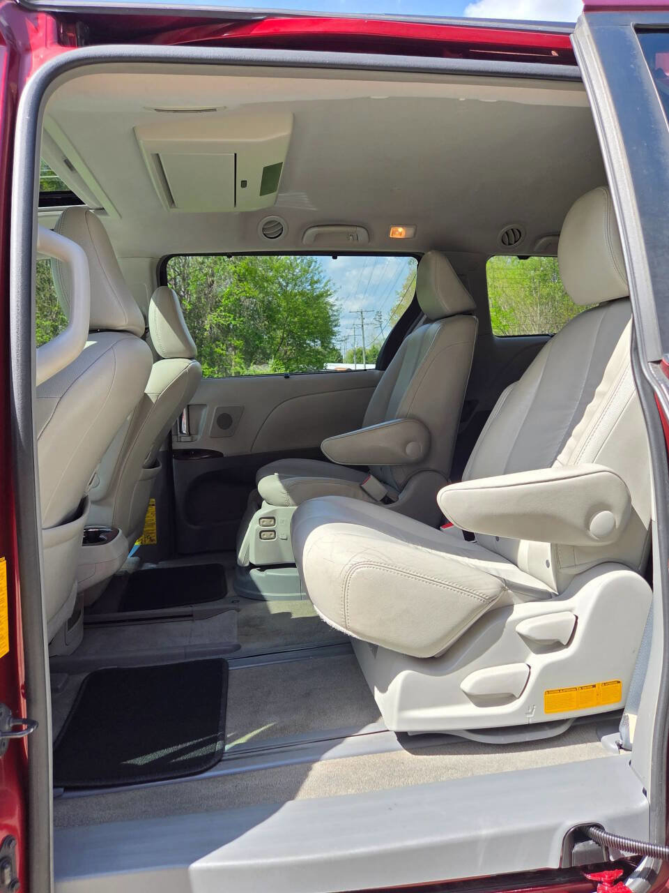 Used 2013 Toyota Sienna XLE image 12