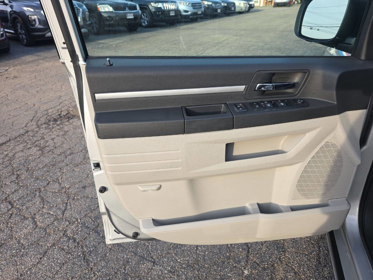 Used 2008 Dodge Grand Caravan SXT FWD image 4