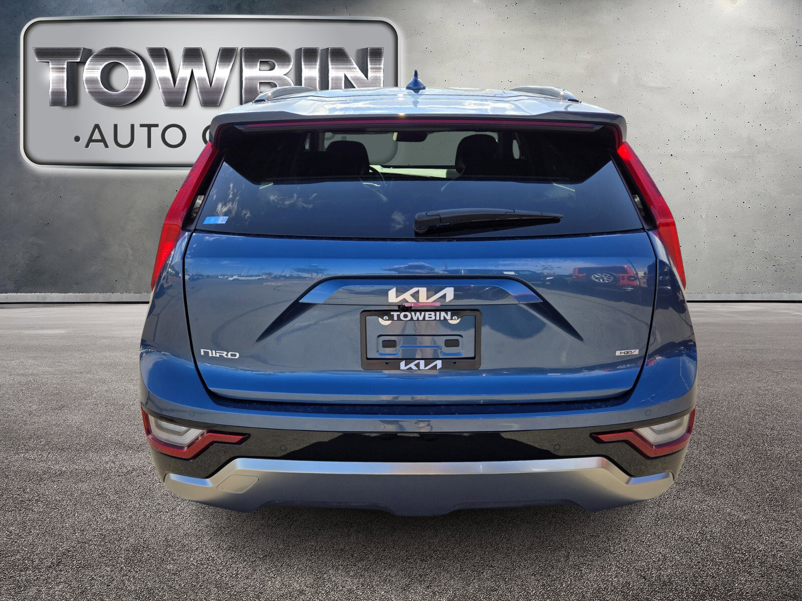 Used 2024 Kia Niro SX Touring image 6