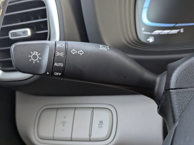 Used 2025 Hyundai Venue SEL FWD image 26
