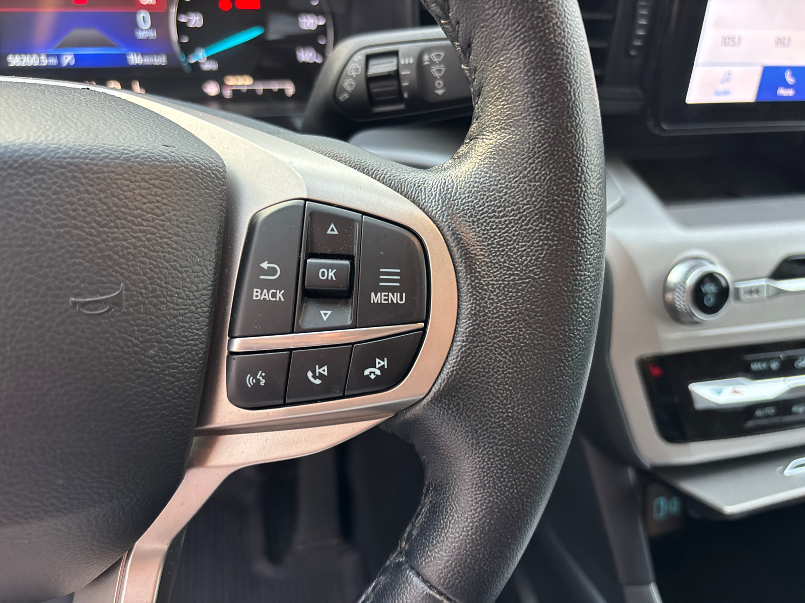 Used 2023 Ford Explorer XLT AWD/4WD image 18