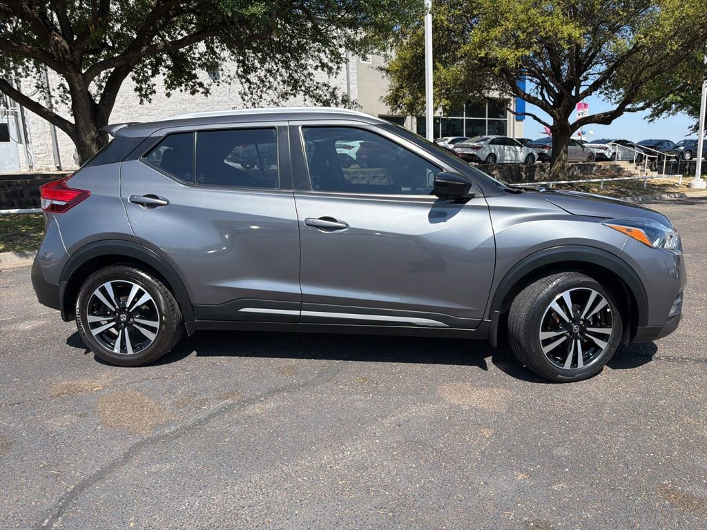Used 2019 Nissan Kicks SR image 2