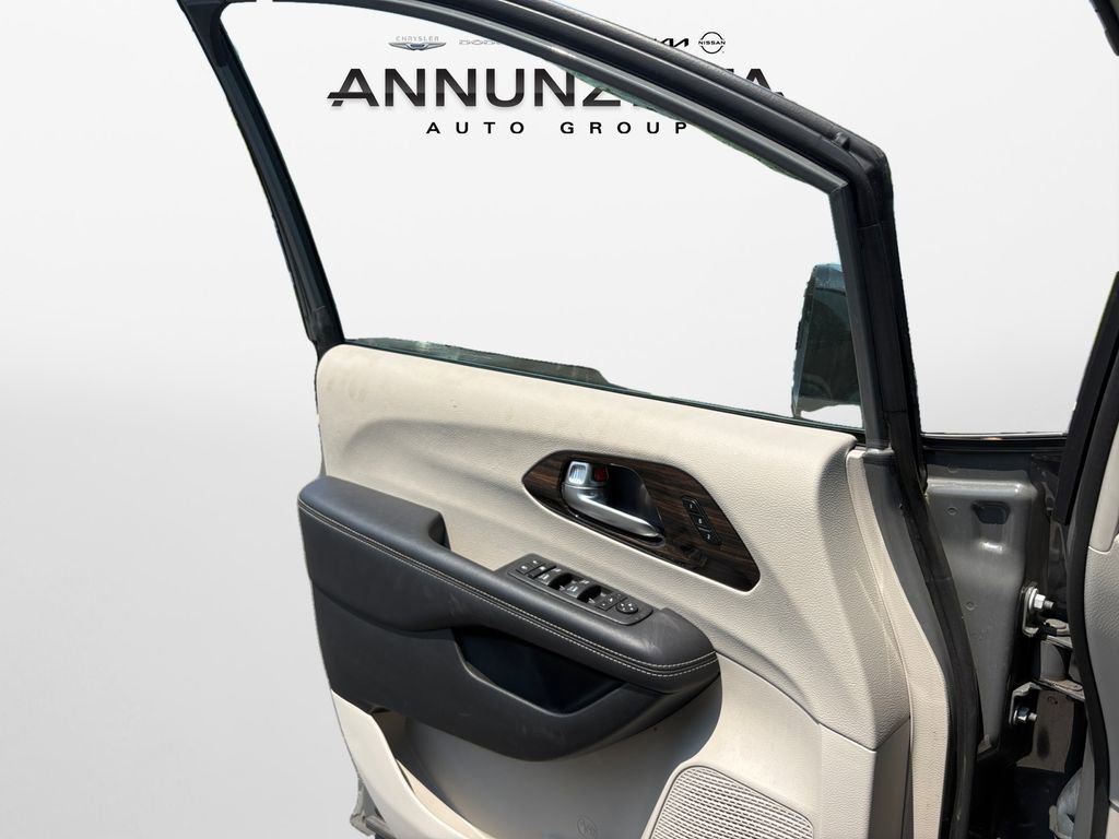 Certified 2023 Chrysler Pacifica Limited image 28