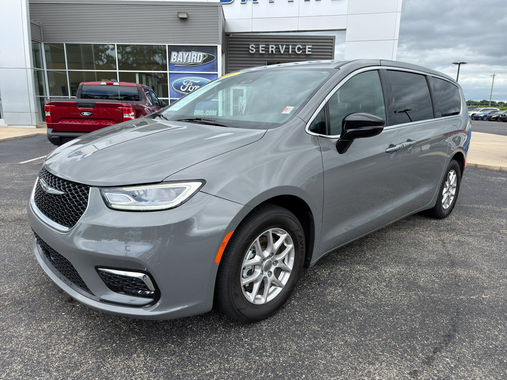 Used 2025 Chrysler Pacifica Select FWD image 2