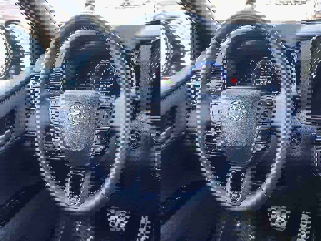 Used 2025 Toyota Camry SE image 14