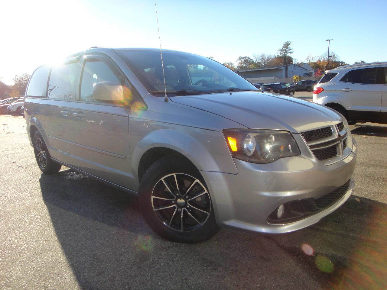 Used 2017 Dodge Grand Caravan GT image 3