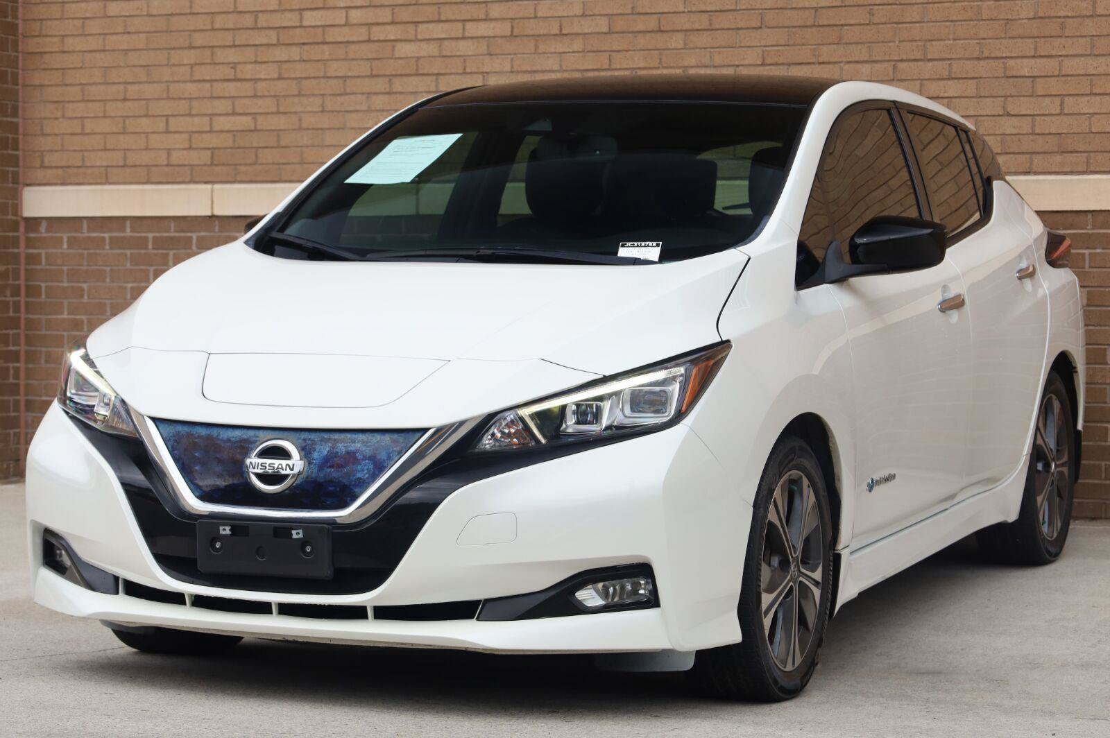 Used 2018 Nissan Leaf SV w/ SV Technology Package FWD image 4
