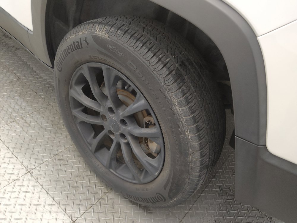 Used 2019 Jeep Cherokee Latitude Plus FWD image 31