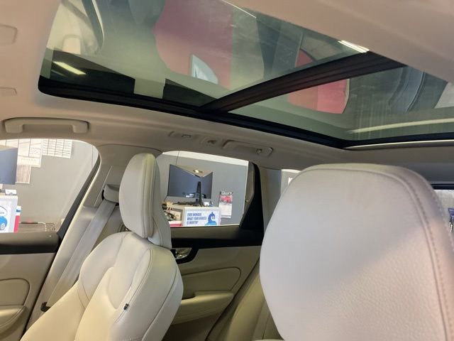 Used 2023 Volvo XC60 B5 Plus image 16