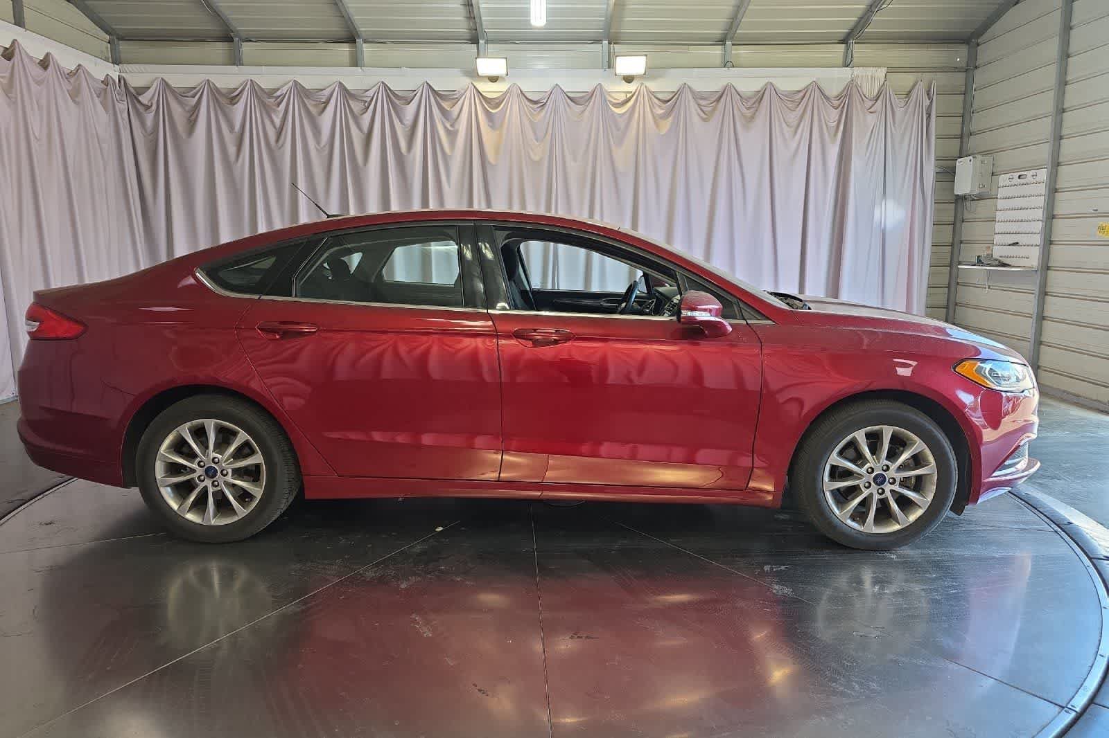 Used 2017 Ford Fusion SE w/ Fusion SE Technology Package FWD image 9