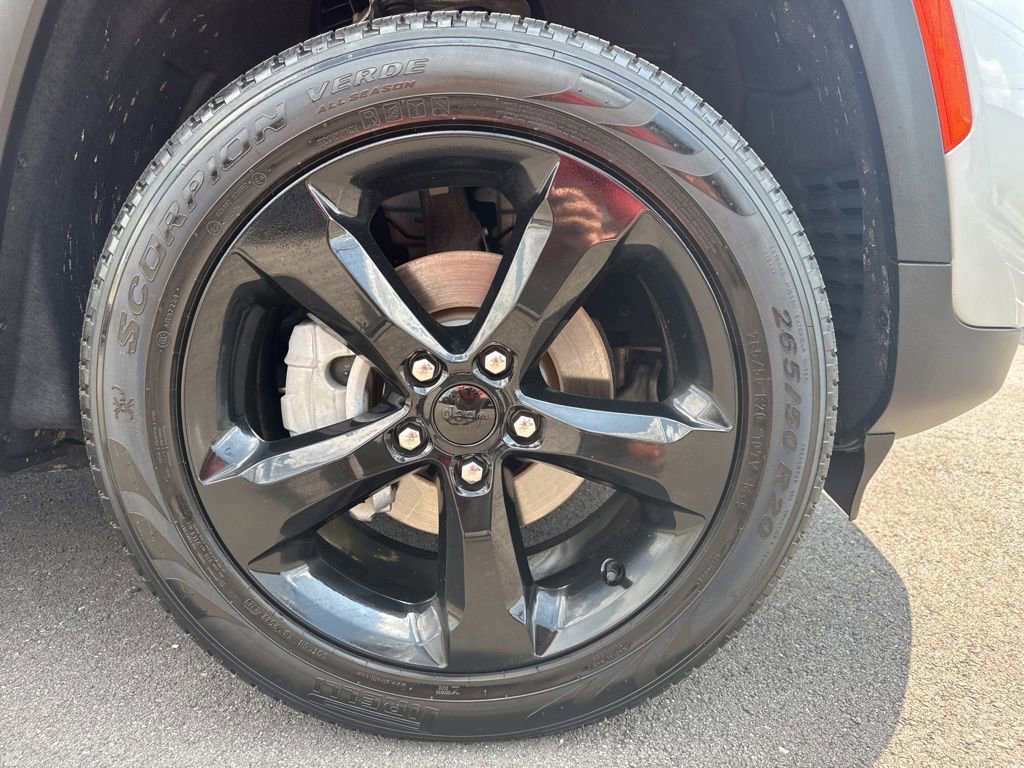 Used 2024 Jeep Grand Cherokee Limited w/ Black Appearance Package image 12