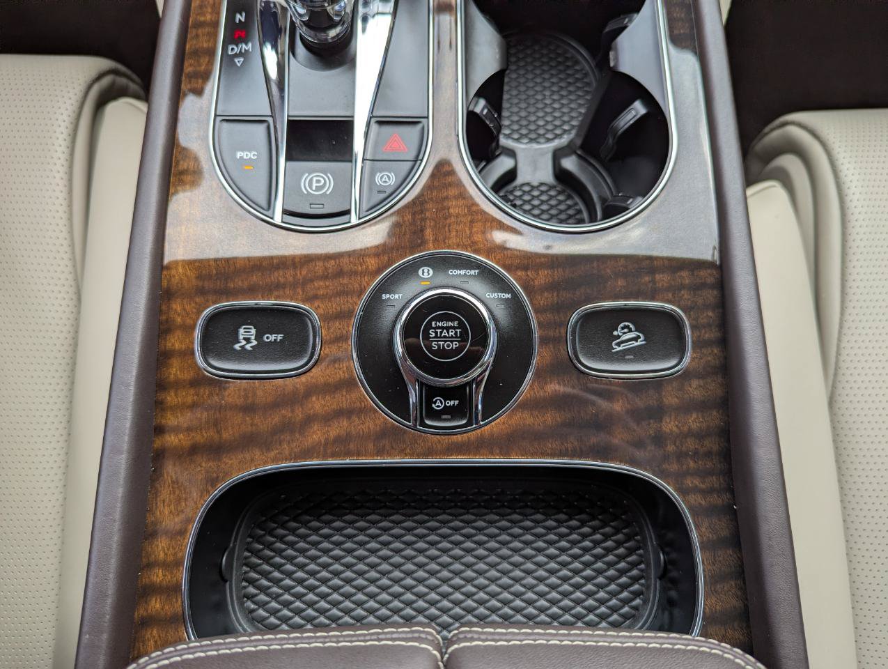 Used 2020 Bentley Bentayga AWD/4WD image 28