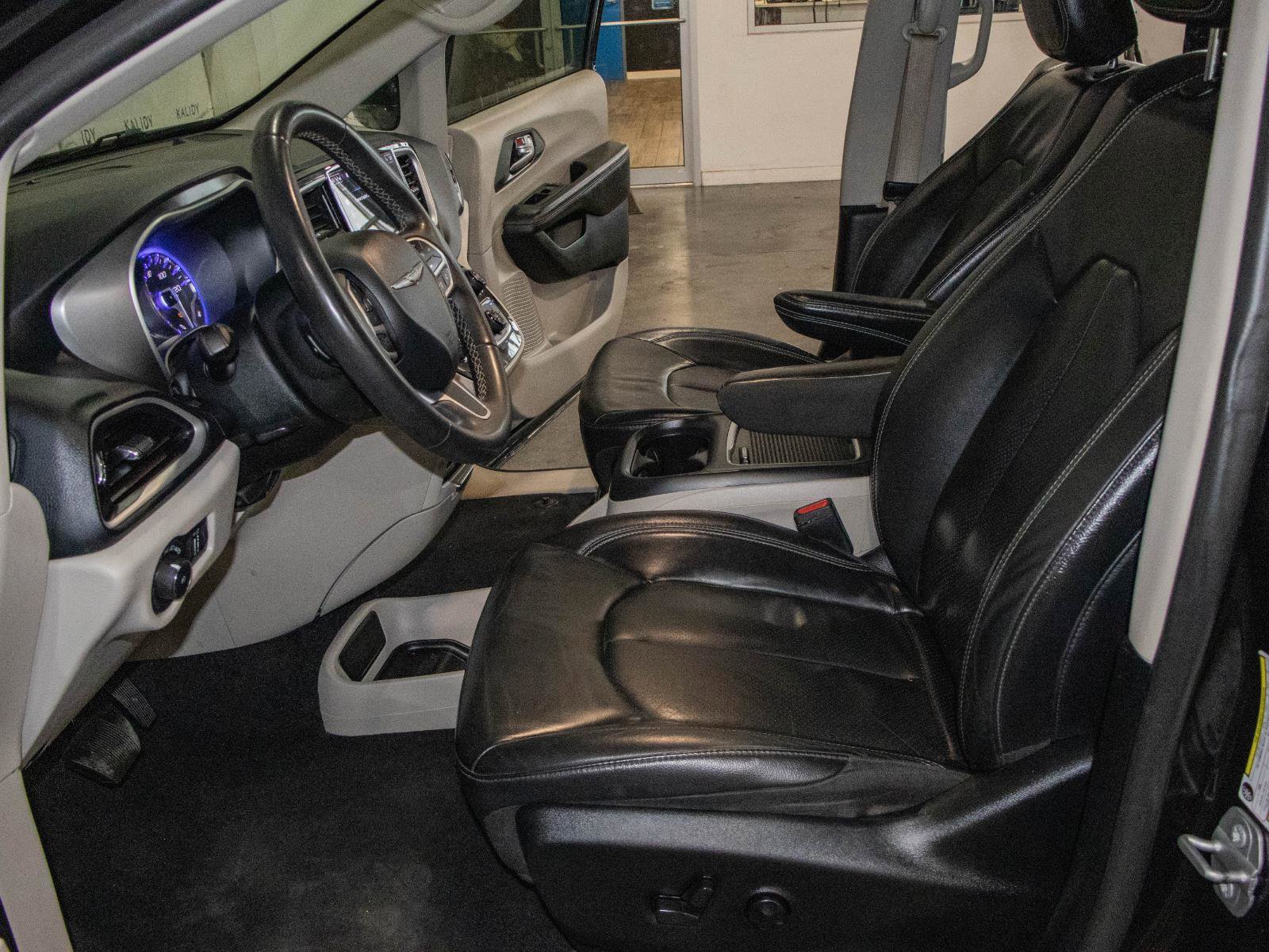 Used 2022 Chrysler Pacifica Touring-L image 7