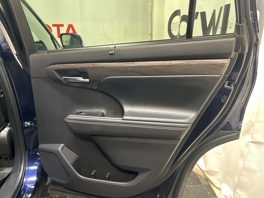 Used 2025 Toyota Highlander Platinum AWD/4WD image 12