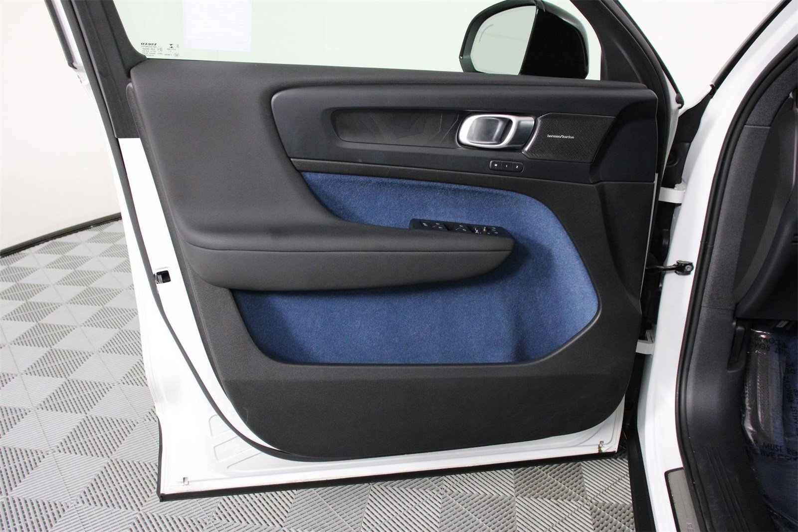 Certified 2023 Volvo XC40 Recharge Ultimate image 17