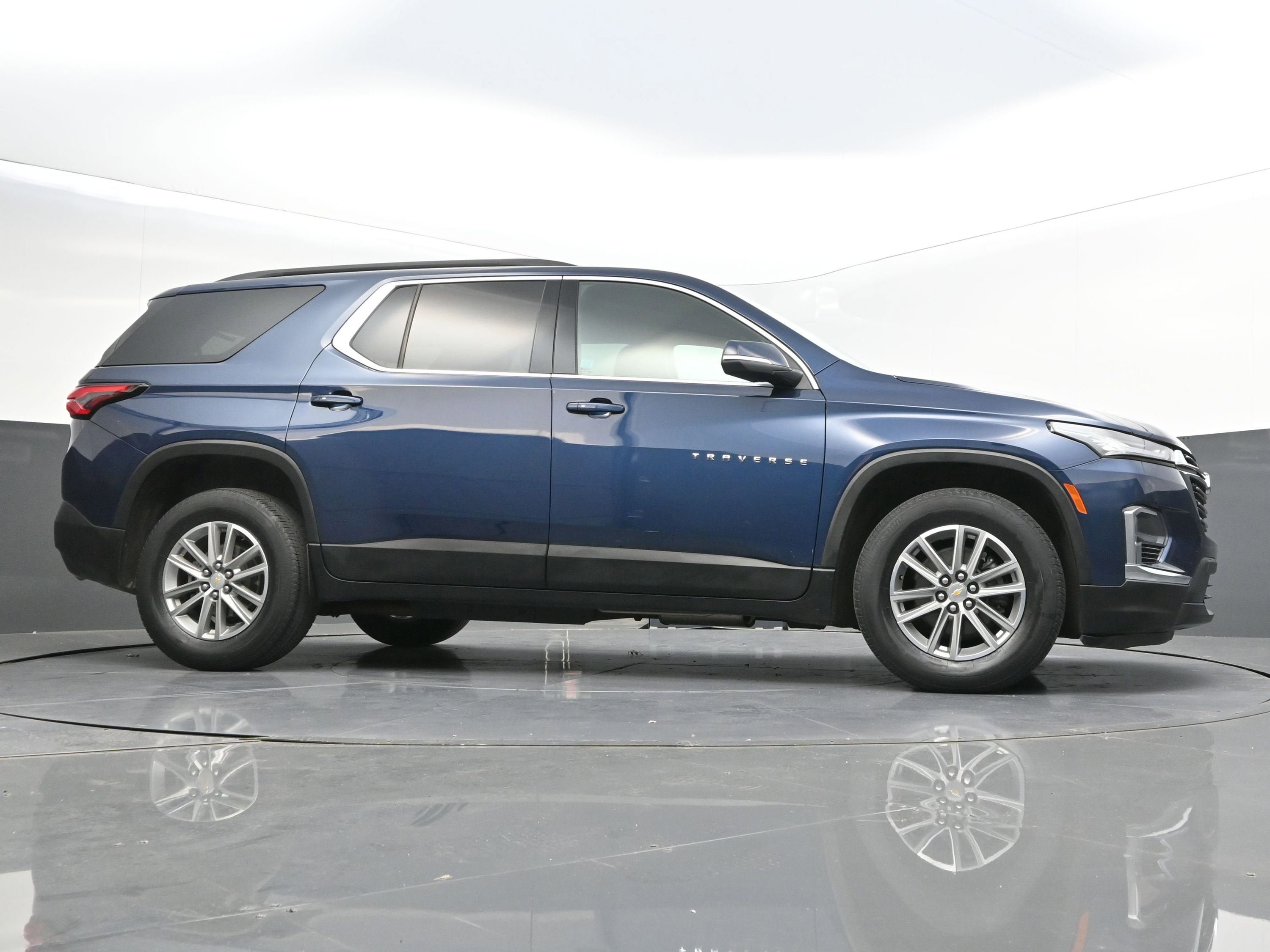 Used 2023 Chevrolet Traverse LT image 48