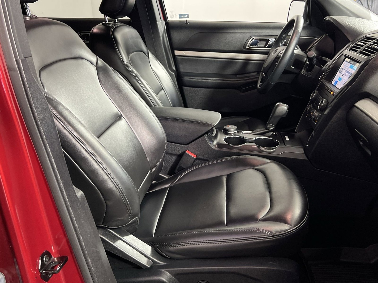 Used 2019 Ford Explorer XLT w/ Equipment Group 202A AWD/4WD image 29