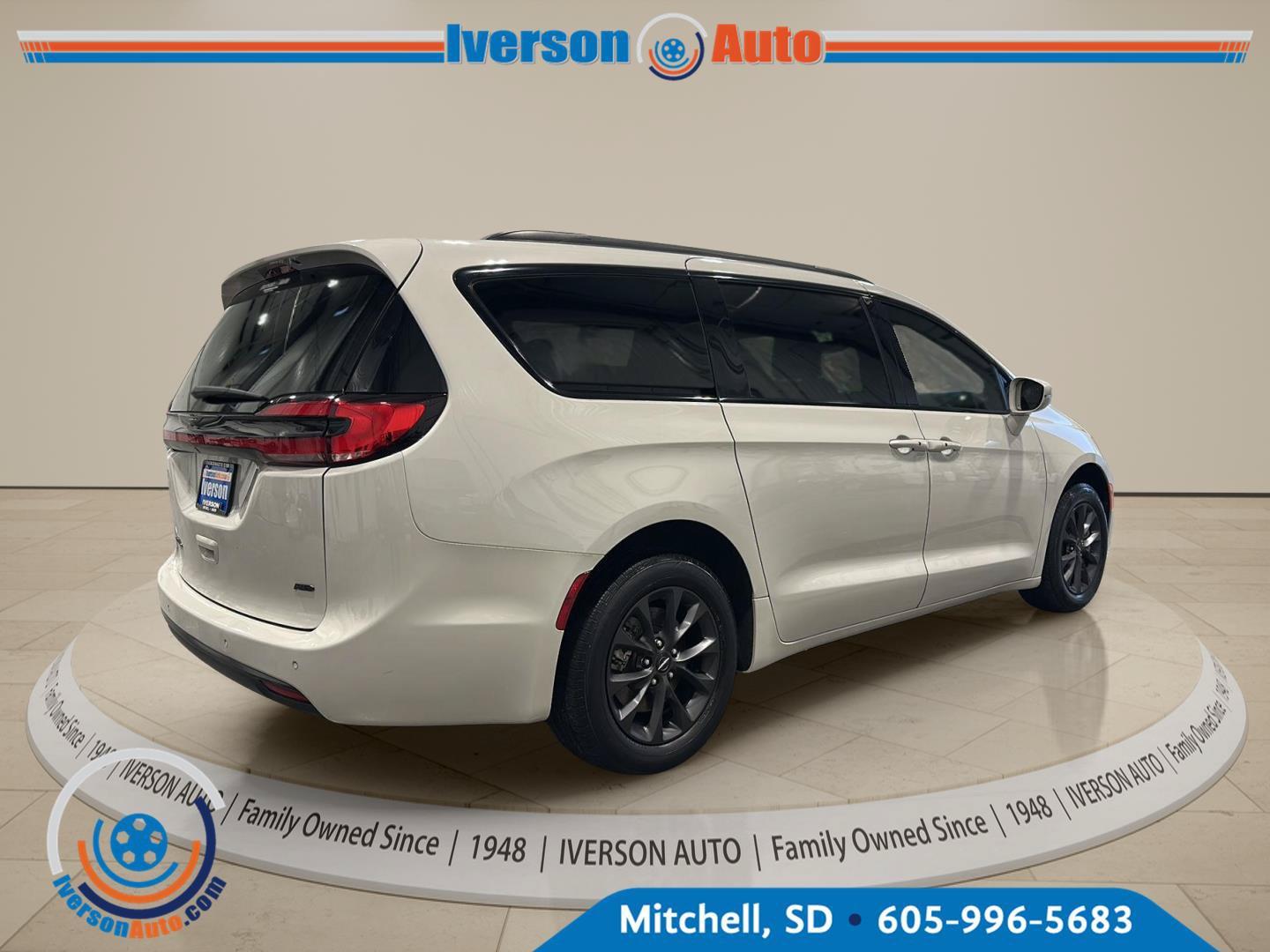 Used 2021 Chrysler Pacifica Touring-L w/ S Appearance Package AWD/4WD image 7