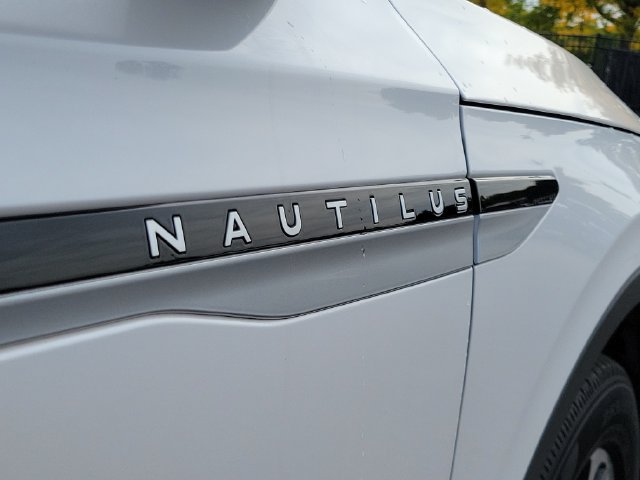 Used 2024 Lincoln Nautilus Premier AWD/4WD image 31