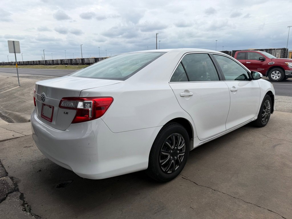 Used 2014 Toyota Camry LE image 19