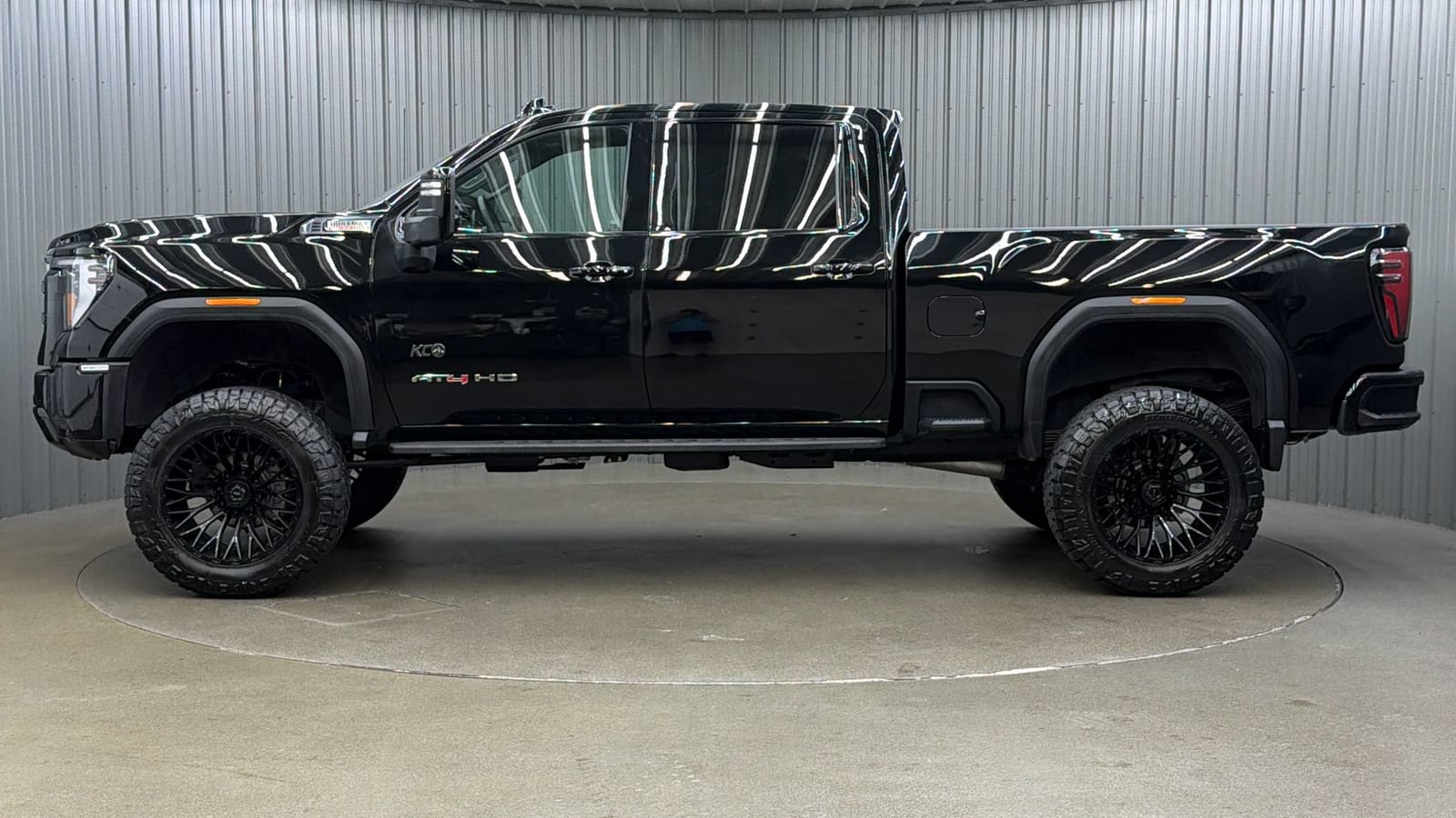 Used 2025 GMC Sierra 2500 AT4 w/ AT4 Premium Plus Package AWD/4WD image 2