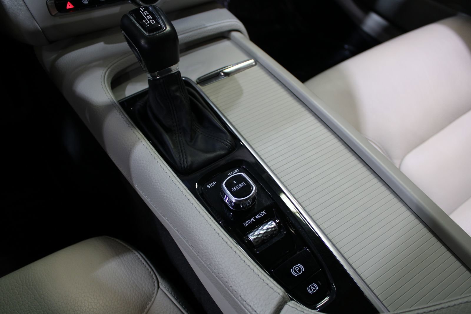 Used 2017 Volvo S90 T6 Momentum w/ Vision Package image 32