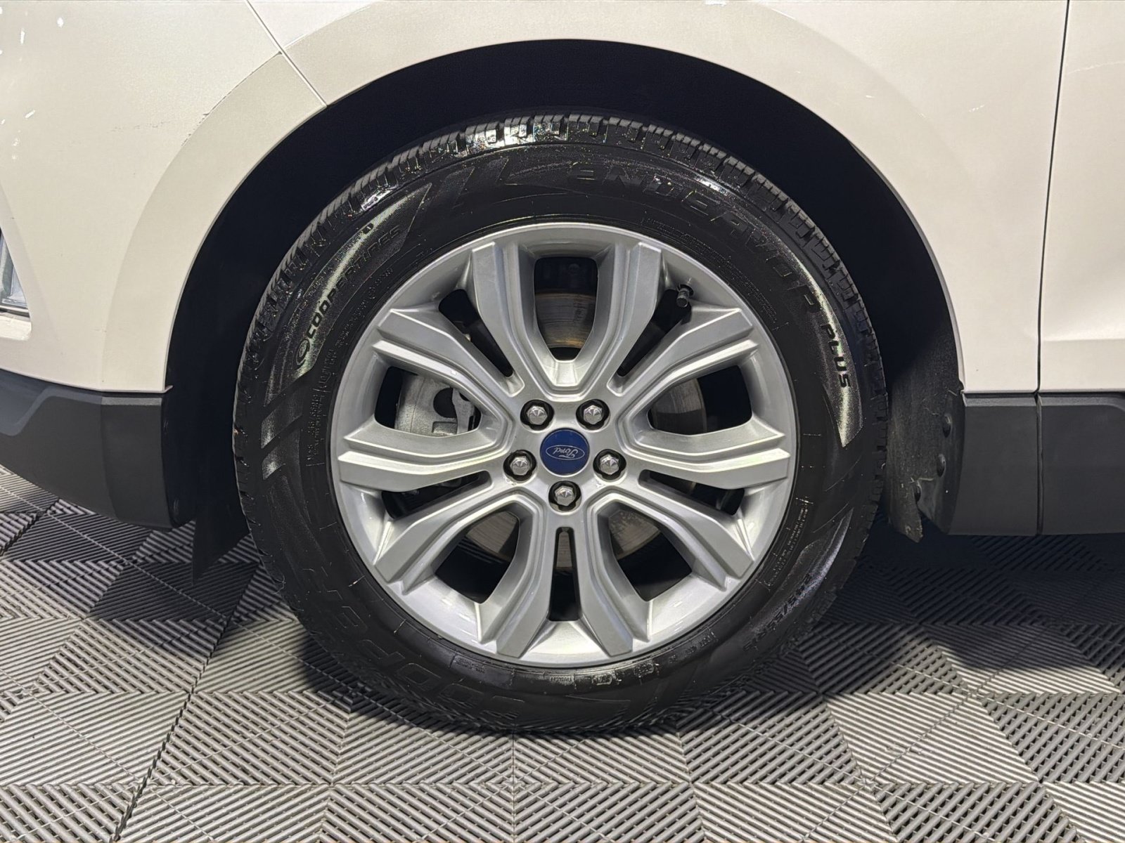 Used 2019 Ford Edge Titanium w/ Class II Trailer Tow Package AWD/4WD image 17