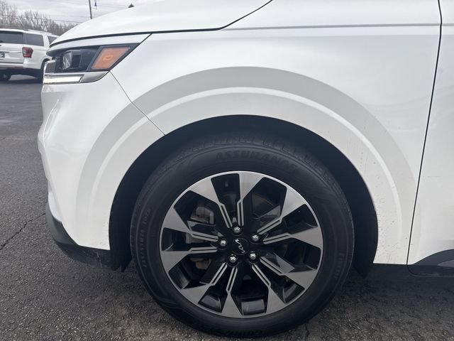 Used 2023 Kia Carnival EX image 20