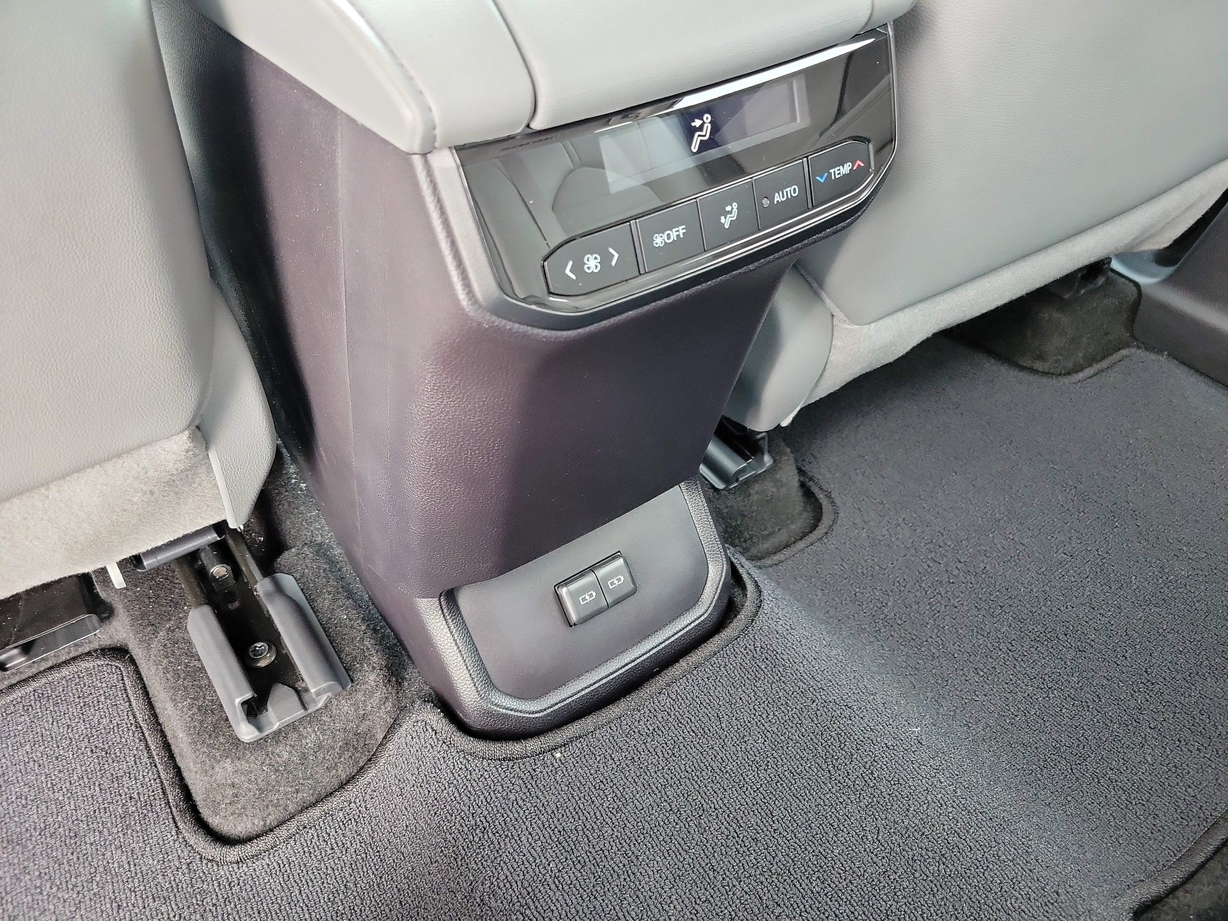 Used 2026 Toyota Highlander XLE image 18