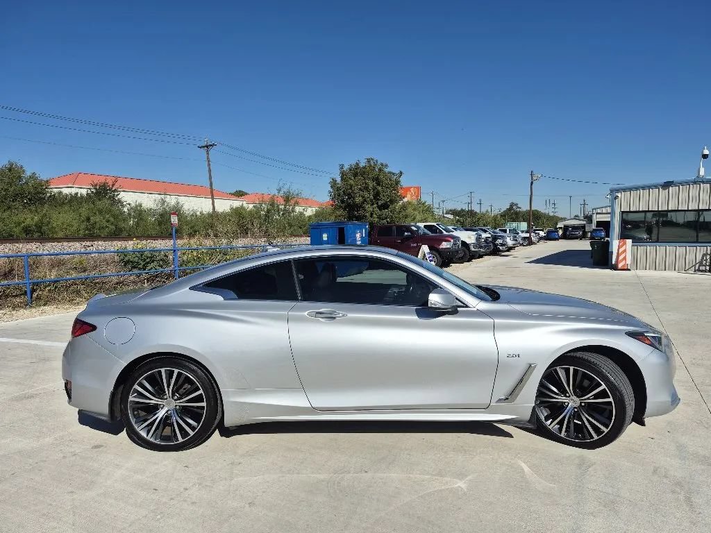 Used 2017 INFINITI Q60 2.0t w/ Moonroof Package RWD image 5