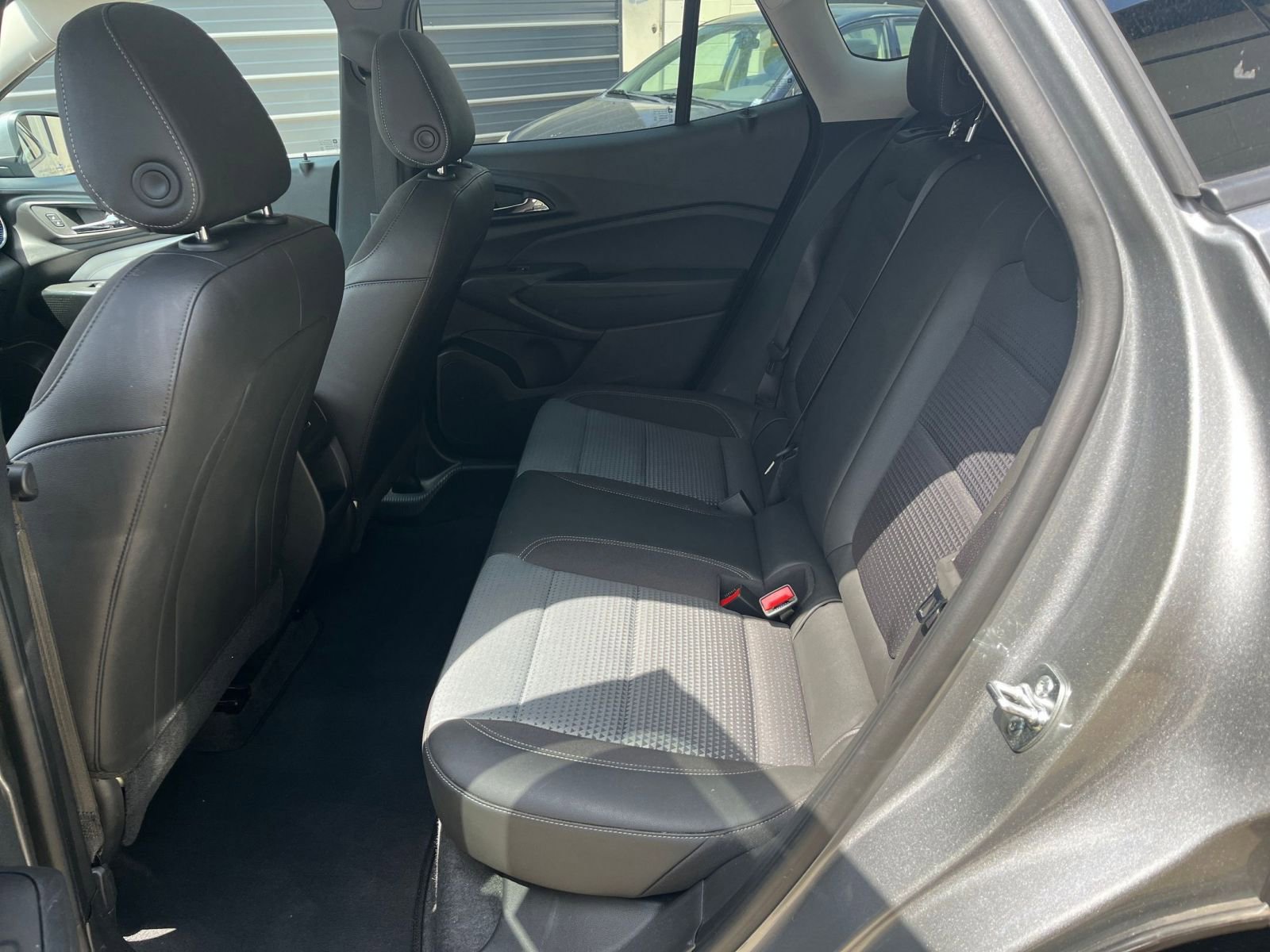 Used 2025 Chevrolet Trax LT w/ LT Convenience Package FWD image 21