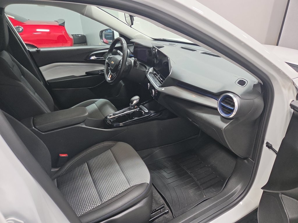 Used 2025 Chevrolet Trax LT w/ LT Convenience Package FWD image 19