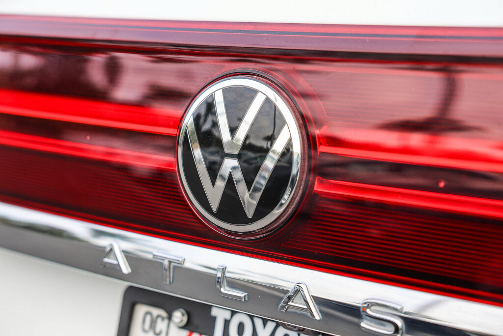 Used 2024 Volkswagen Atlas Cross Sport SE FWD image 24