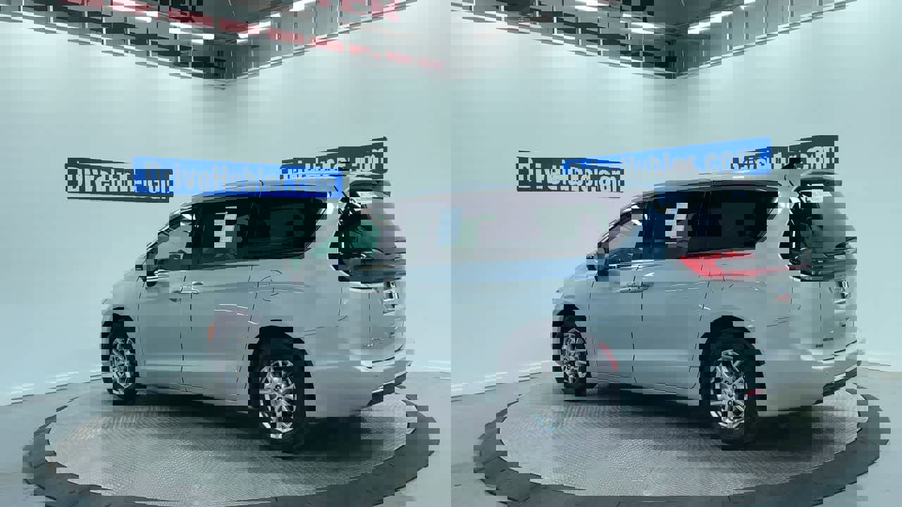 Used 2024 Chrysler Pacifica Touring-L image 9