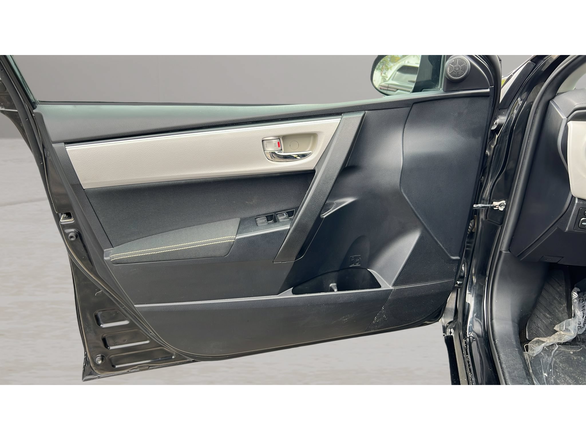 Used 2017 Toyota Corolla LE w/ Carpet Mat Package (TMS) FWD image 26