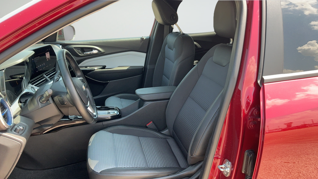 Used 2025 Chevrolet Trax LT w/ LT Convenience Package FWD image 13