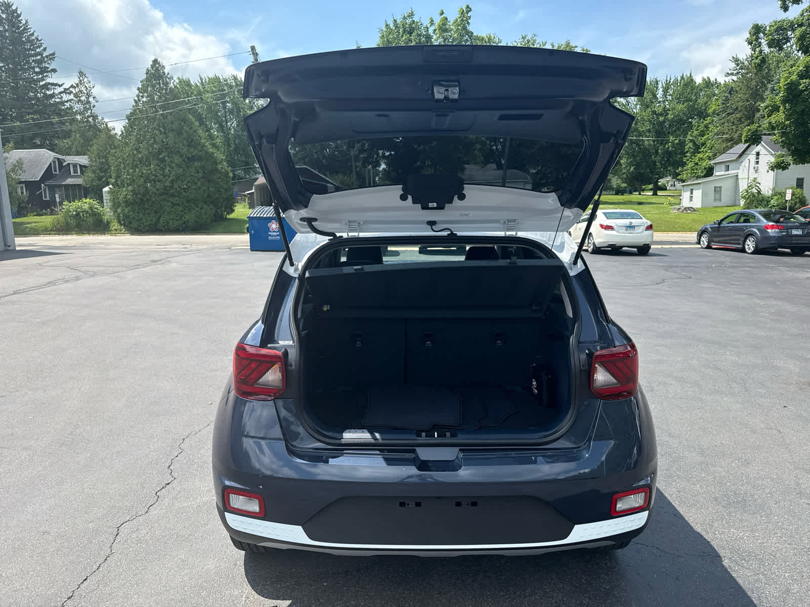 Used 2023 Hyundai Venue Limited image 15