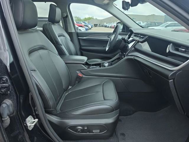 Used 2023 Jeep Grand Cherokee Limited w/ Luxury Tech Group II AWD/4WD image 18