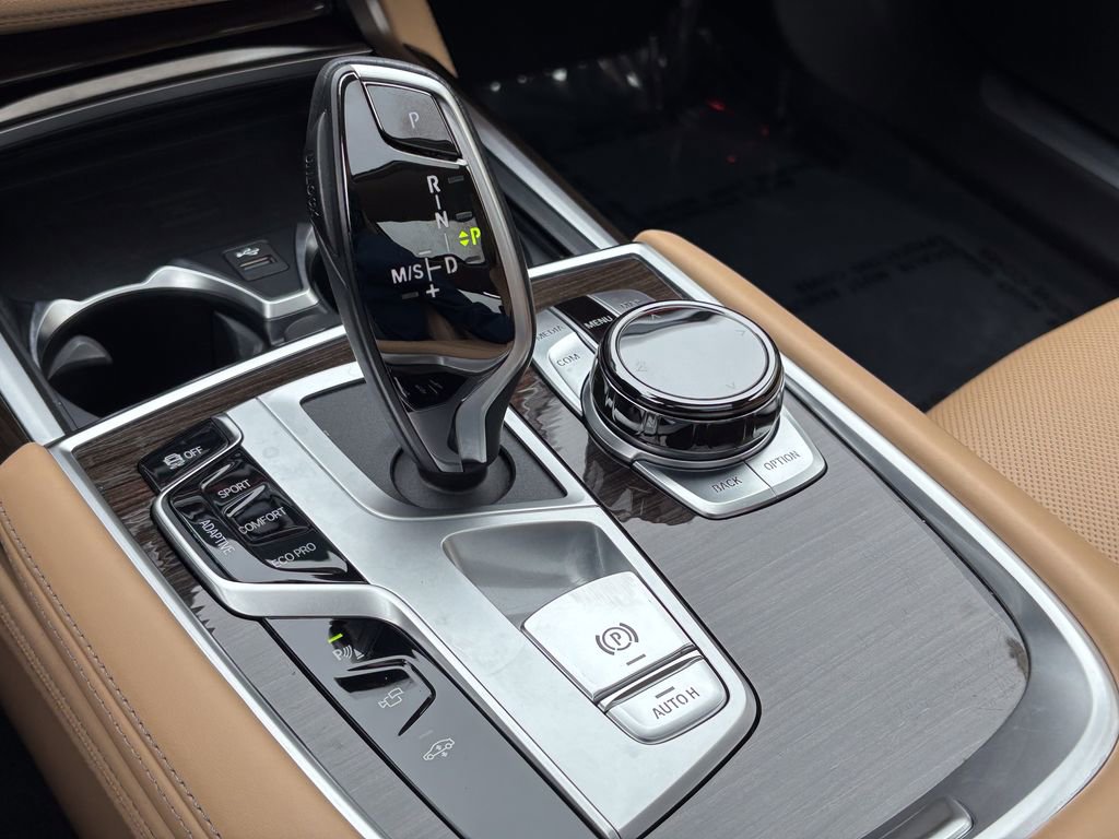 Certified 2022 BMW 750i xDrive w/ Executive Package image 37