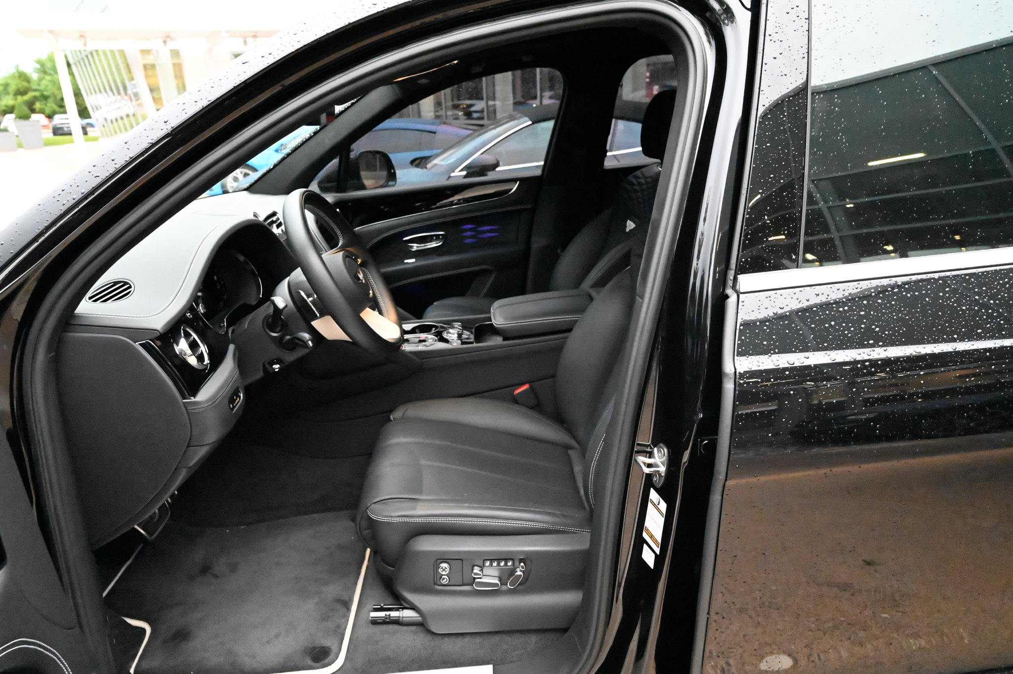 Used 2025 Bentley Bentayga AWD/4WD image 17