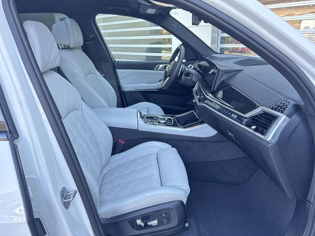Used 2025 BMW X5 xDrive50e w/ M Sport Package image 9