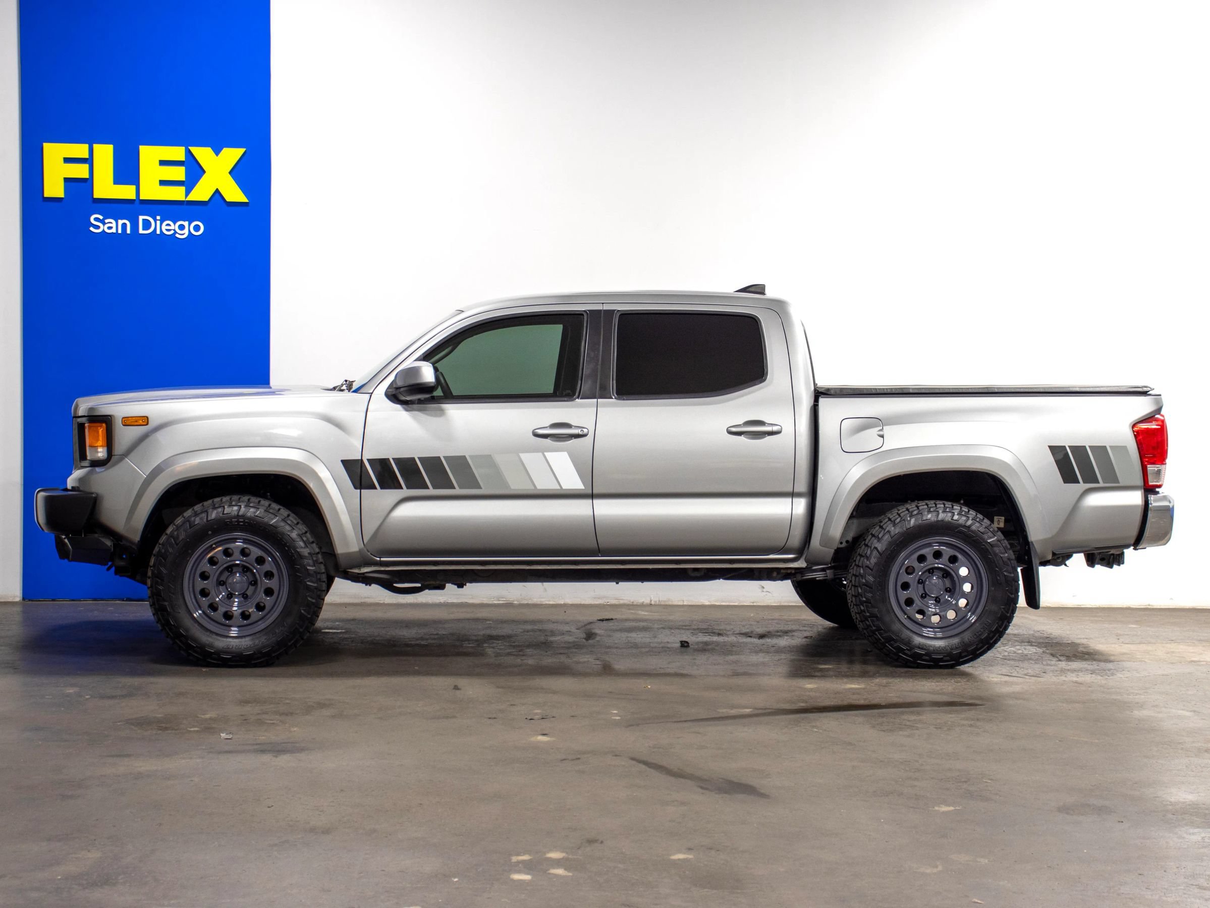 Used 2017 Toyota Tacoma SR5 w/ Tow Package RWD image 2