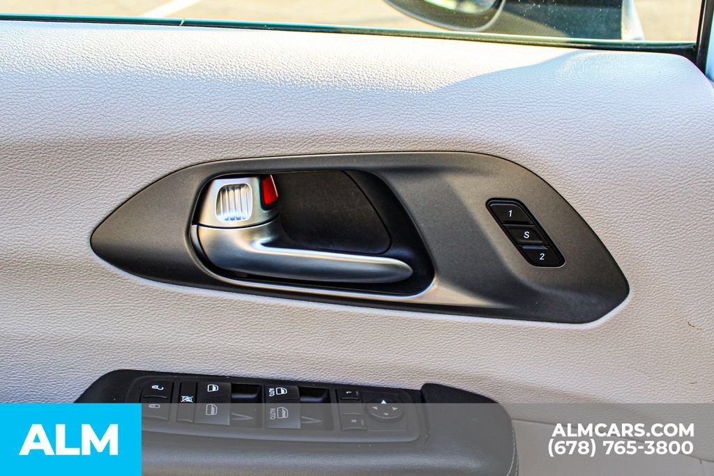 Used 2023 Chrysler Pacifica Touring-L FWD image 37