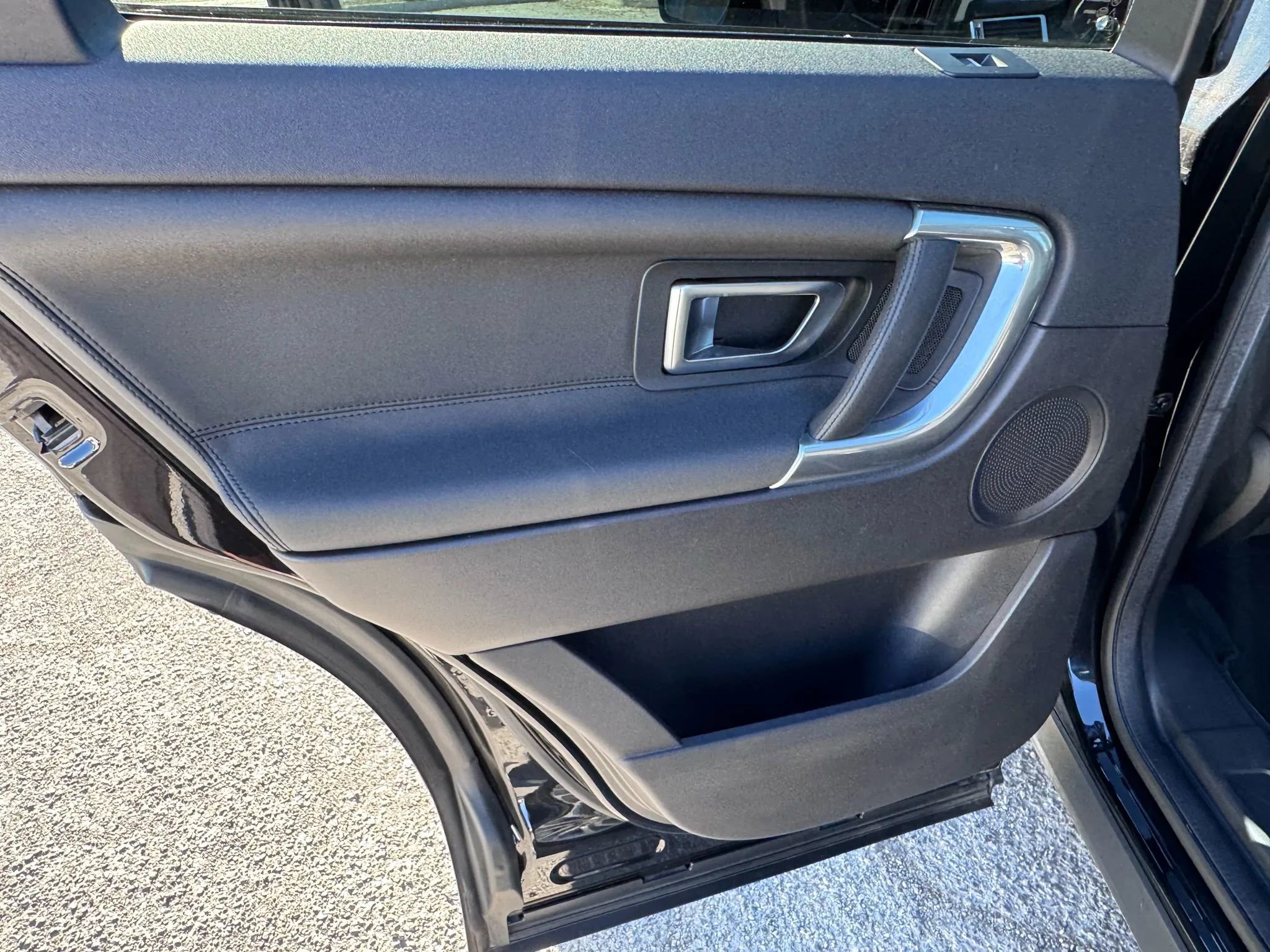 Used 2019 Land Rover Discovery Sport HSE image 17