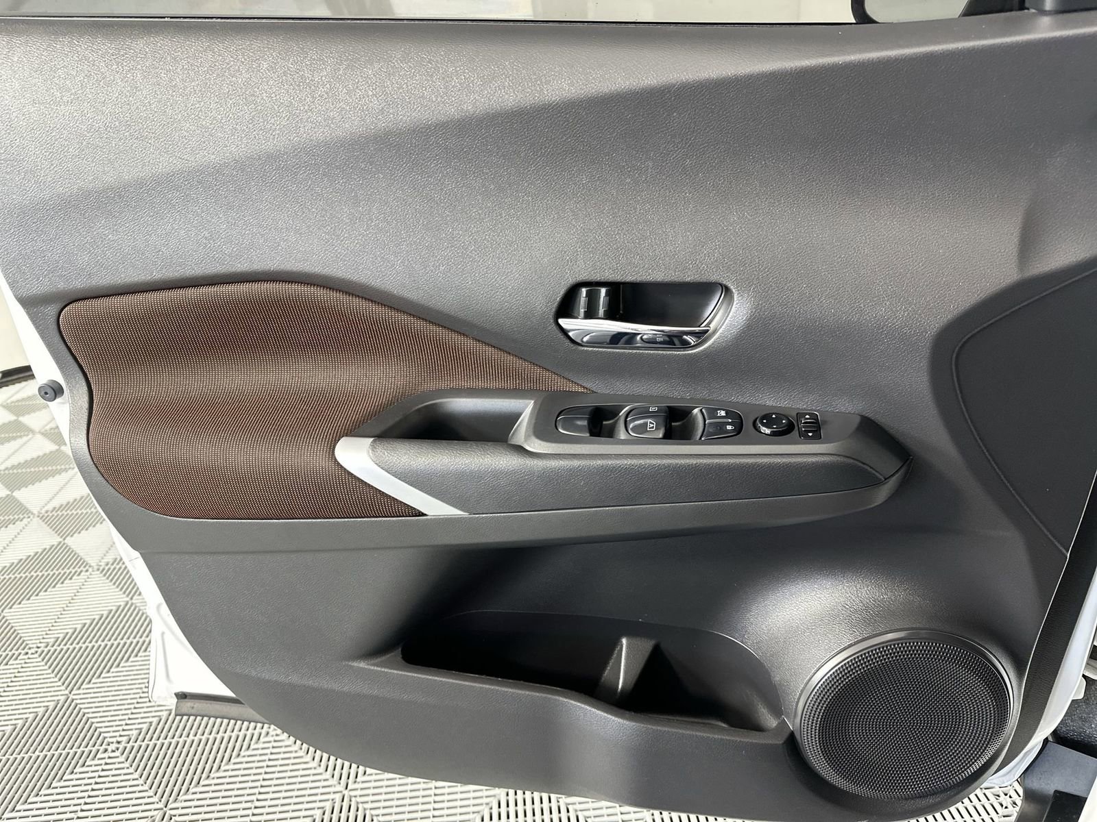 Used 2023 Nissan Kicks SR image 29