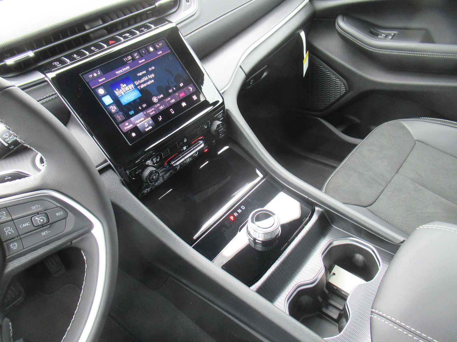 New 2025 Jeep Grand Cherokee L Altitude image 31