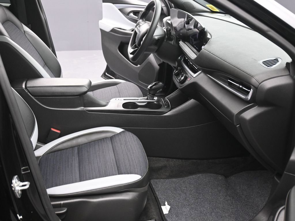 Used 2024 Buick Envista Preferred w/ Advanced Safety Package FWD image 11